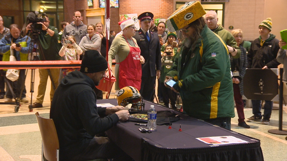 Packers Players Signing Autographs For Salvation Army Wluk Packers Players Signing Autographs For Salvation Army