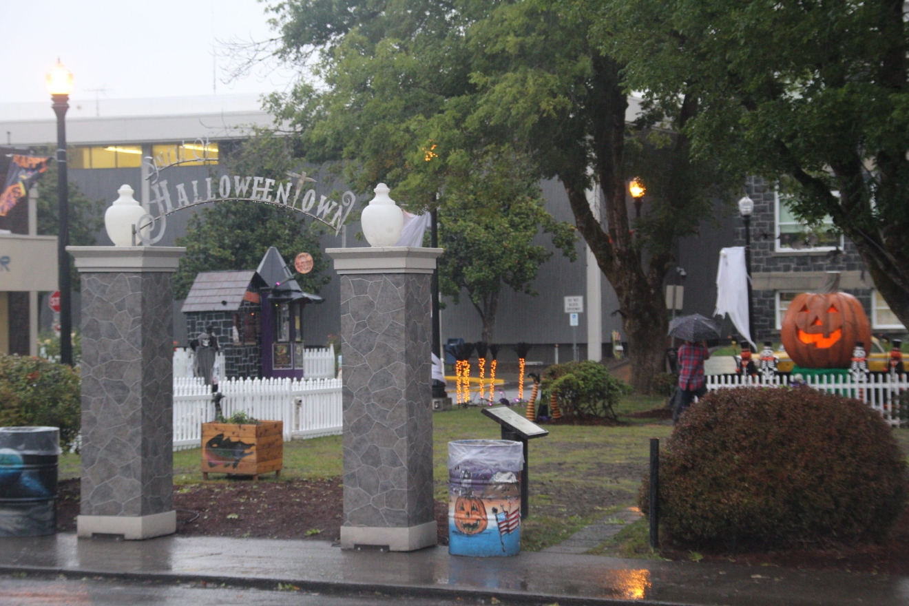 Experience the real 'Halloweentown' in St. Helens, Ore. KVAL