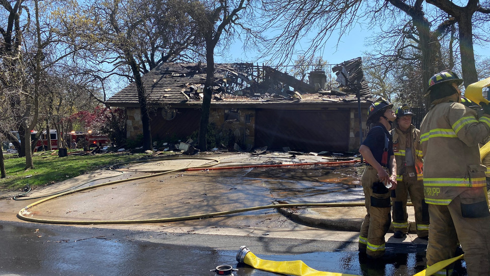 Firefighters battle large house fire in Edmond KOKH
